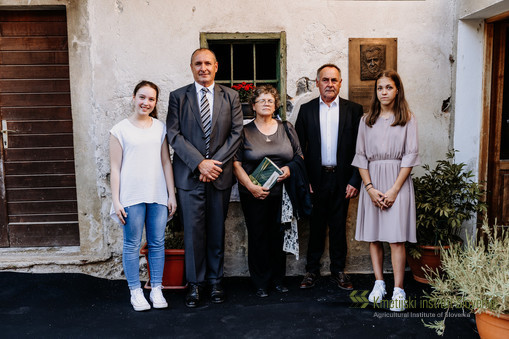 Ob odkritju spominske plošče Lana Štrasberger, dr. Andrej Simončič, mag. Alenka Vidrgar, g. Jože Papež in Pia Pintar