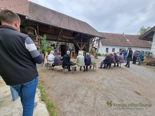 Uvodni pozdrav Boštjana Godca pred sadjarskim muzejem Tepka (ekološka kmetija Pr'Matet, Gradišče pri Lukovici)