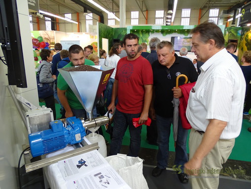 Dr. Viktor Jejčič ob prikazu hladnega stiskanja oljnic