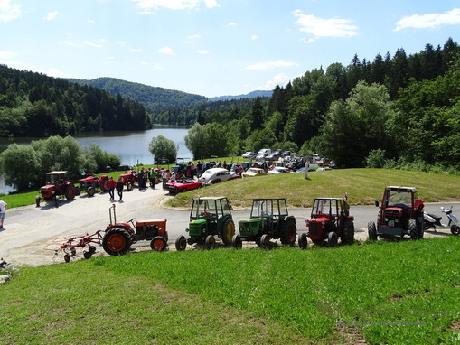 Gradiško jezero v ozadju kot naravna kulisa prireditve