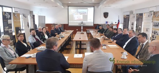 Direktorji in predstavniki samostojnih raziskovalnih inštitutov Slovenije z vodstvom MVZI na 83. redni seji KOsRIS, ki je potekala na KIS, 31. 3. 2023