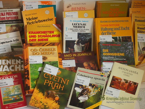 Del bogate literature o čebelarstvu, ki jo je knjižnici Kmetijskega inštituta Slovenije podaril g. Stane Sajevec