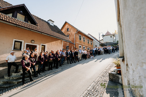 Pogled na grad Žužemberk s praga rojstne hiše g. Glihe