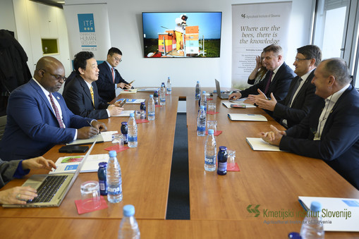 Udeleženci srečanja (na sliki od leve proti desni): Mr Godfrey Magwenzi (Head of the Office of the Director-General), Mr QU Dongyu (Director-General of FAO), Mr HONG Shen (Assistant to the Director-General), Sabina Beber (namestnica direktorja, ITF), mag. Franc But (Veleposlanik Republike Slovenije pri Svetem sedežu, stalni predstavnik Slovenije pri FAO), mag. Tomaž Lovrenčič (direktor, ITF) in prof. dr. Andrej Simončič (direktor, Kmetijski inštitut Slovenije)