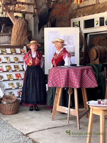 Prireditev sta s pevskim nastopom popestrili dekleti Folklornega društva Groblje Betka in Pavlina.