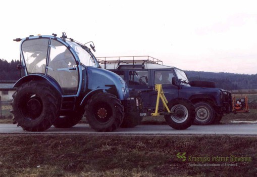 Meritve zavorne poti in pojemka pri zaviranju traktorja, laboratorijsko vozilo je opremljeno z računalniško krmiljeno merilno opremo za spremljanje delovanja kmetijskih traktorjev in strojev, Laboratorij za kmetijsko strojništvo, Jable pri Mengšu.