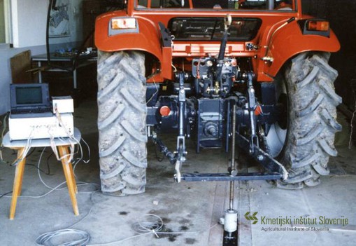 Merjenje dvižne sile hidravličnega dvigala traktorja, Laboratorij za kmetijsko strojništvo, Jable pri Mengšu.