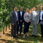 Novinarska konferenca ob pričetku pilotnega projekta agrofotovoltaike v nasadu jablan na Brdu pri Lukovici